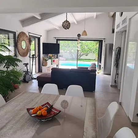 Au Calme Avec Piscine, 600 M De La Hébergement de vacances Saint-Raphaël